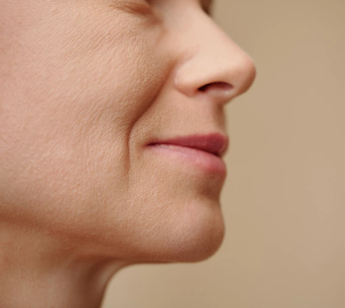 seitliche Nahansicht eines weiblichen Gesicht mit Fokus auf Nase, Mund und Kinn