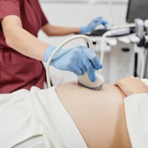 Home-Ueber-uns-2 Medizinisches Fachpersonal führt Ultraschalluntersuchung am Bauch einer Patientin durch