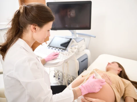 Leistungen-Geburtshilfe-2 Ärztin führt Ultraschalluntersuchung bei schwangerer Patientin durch